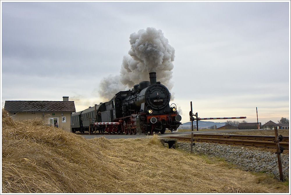 Eine bekannte Fotostelle ist die EK nach dem Bhf Hausruck bei km 127,6 auf der Strecke Attnang-Schärding. Hier zieht die 657.2770 der ÖGEG den Sonderzug R14312 (Braunau-Attnang-Ried-Puchheim) den Hausruck hinauf. 13.3.2011