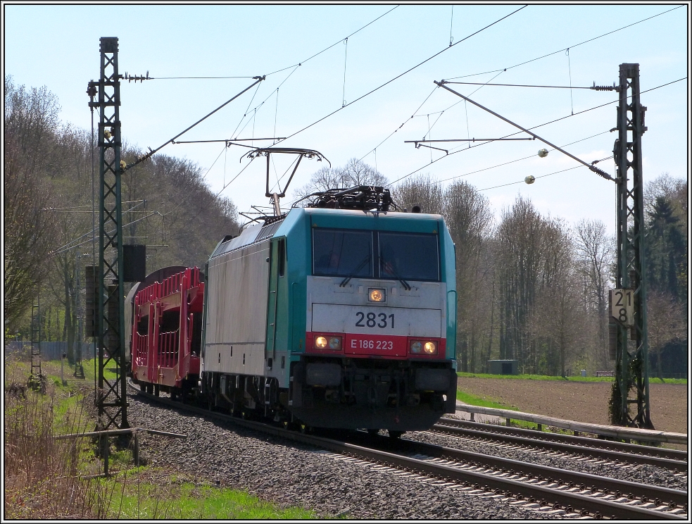 Eine belgiche Cobra (2831) mit 3 Waggons am Haken ist auf der KBS 485 unterwegs bei Rimburg (bach Palenberg). Scheint wohl ein Umleiter zu sein.Bildlich festgehalten
im April 2013. 
