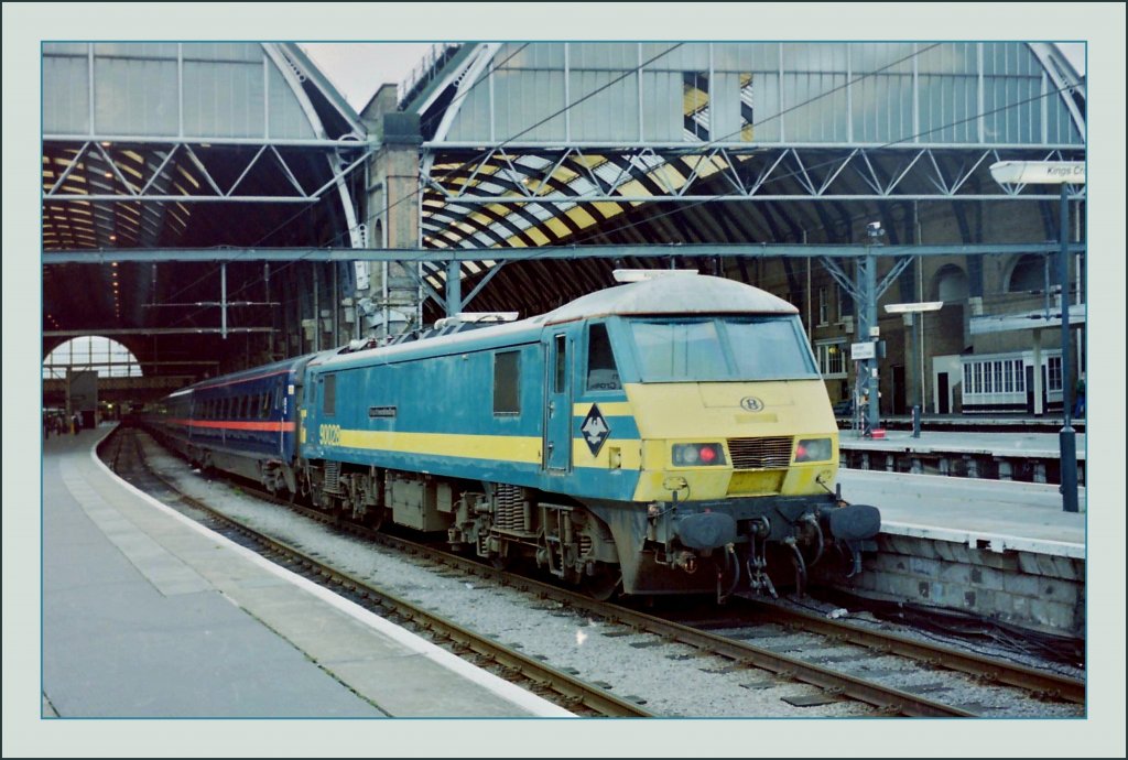 Eine belgische SNCB / NMBS Class 90 in England? 
Die 90028 steht mit einem GNER Service in Kings Cross. 
Leider gab es damals noch kein BB.de, so dass ich nicht wusste, dass man Bahnsteigdcher und Stationschilder nicht abschneiden sollte...
(Gescanntes Negativ/ 20. September 1999)