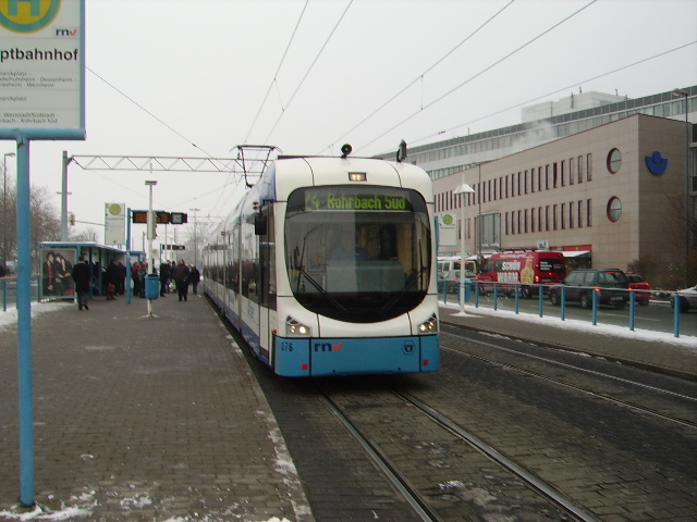 Eine blaue RNV Straenbahn in Heidelberg Hbf am 03.12.10