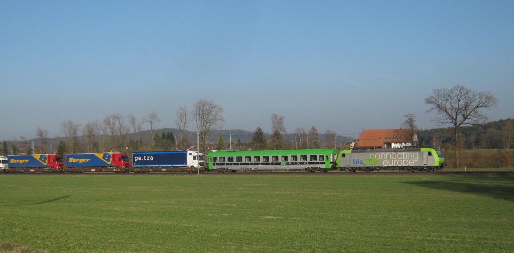 Eine BLS Re 485 mit einem ROLA bei Langenthal. Der neue Begleitwagen gehrte frher der SBB, und war in den Nachtzgen im Einsatz, 15.03.2012.