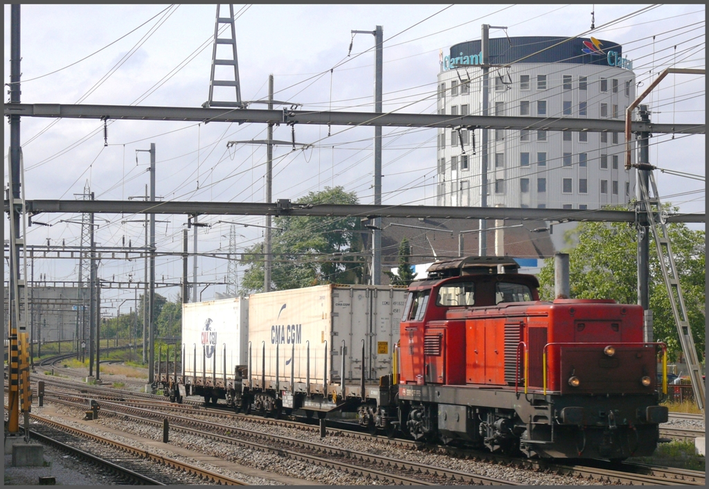Eine Bm 4/4 bringt zwei Container nach Pratteln. (16.09.2010)