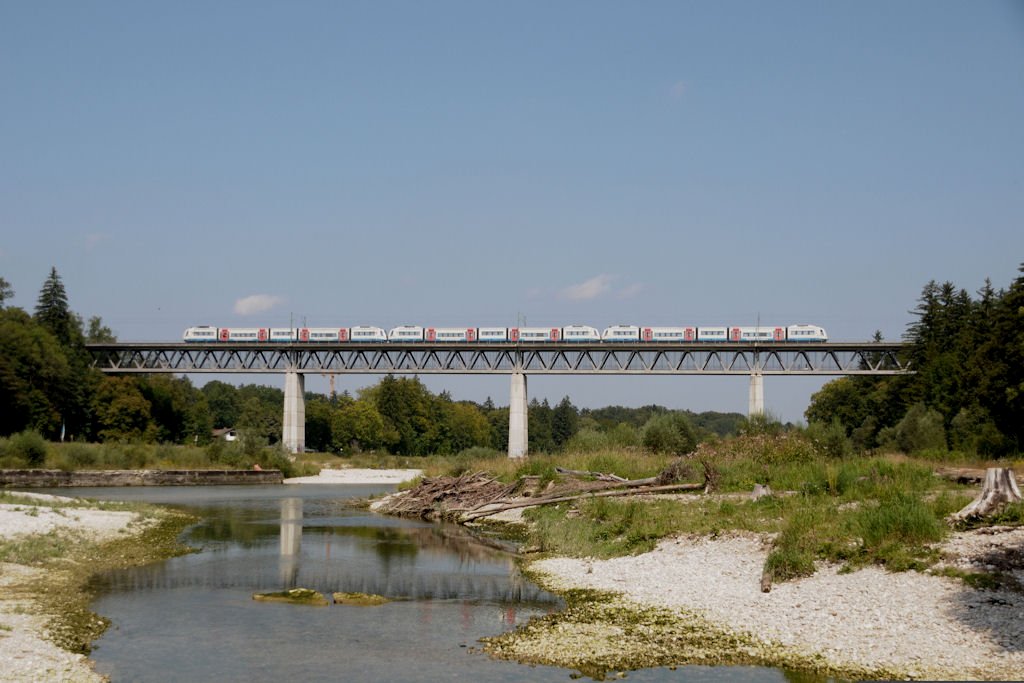 Eine BOB-Einheit tuckert am 20.08.11 ber die Grohesseloher Brcke bei Mnchen