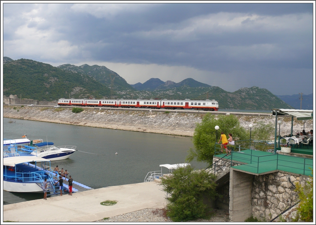 Eine Bootstour oder ein Fischessen im nahen Restaurant kann ich allemal empfehlen, ein Bad im 32 Grad warmen Skutarisee bringt allerdings keine Abkhlung. Regionalzug auf dem Weg in die Hauptstadt Podgorica. (31.07.2010)