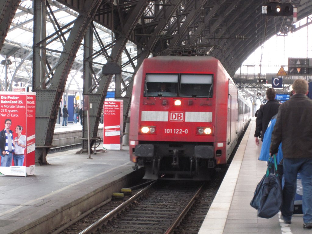 Eine BR 101 fhrt in den Klner Hbf ein.