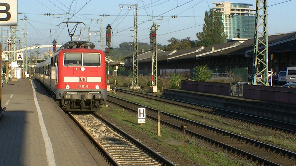 Eine BR 111 erreicht am 20.08.2011 mit einem Regionalexpress aus Stuttgart ihren B
Endbahnhof Wrzburg Hbf. 