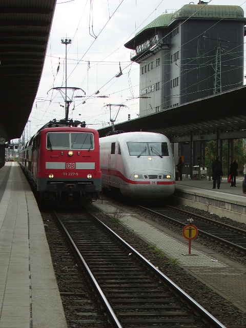 Eine BR 111 mit RE und ein ICE 1 fahren gemeinsam in Frankfurt am Main ein am 16.04.11