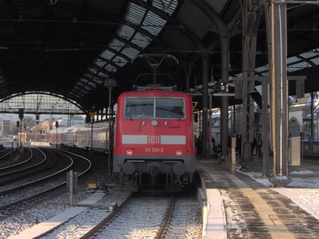 Eine BR 111 wartet im Aachener HBF auf Fahrg�ste.