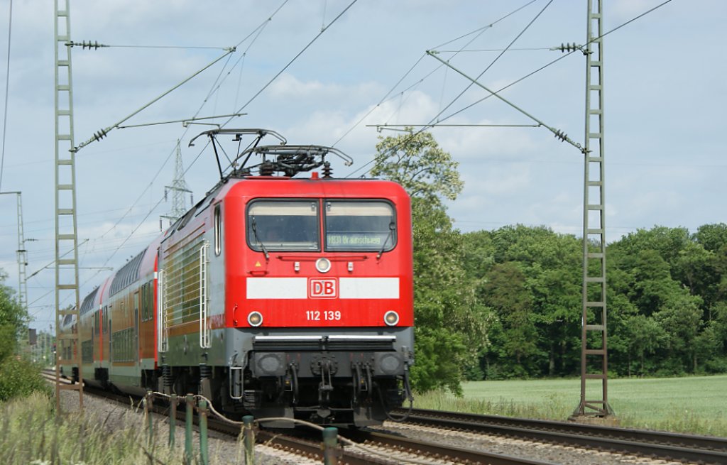 Eine BR 112 mit einem RB in Richtung Braunschweig unterwegs.
Das Bild wurde am 16.06.2013 zwischen Weddel und Braunschweig gemacht.