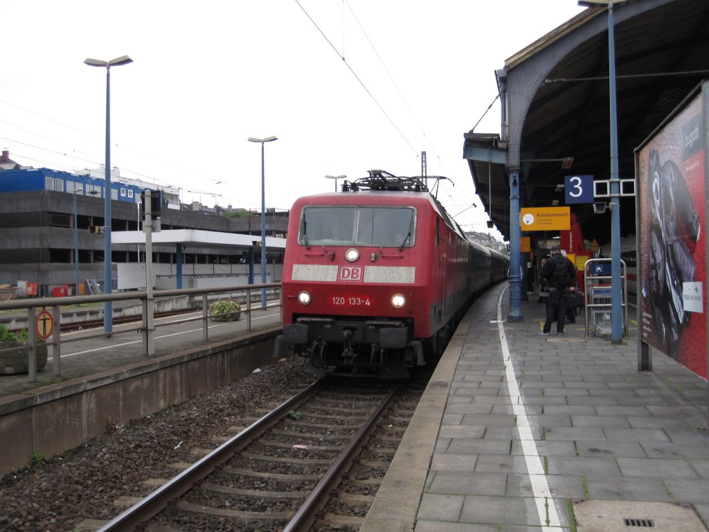 Eine BR 120 der DB fhrt in Bonner Hbf ein.