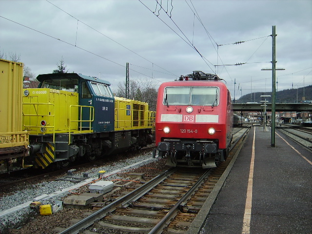 Eine BR 120 trifft auf eine Vossloh G 1000 BB von X.R. Gleislogistik in Weinheim am 05.02.11