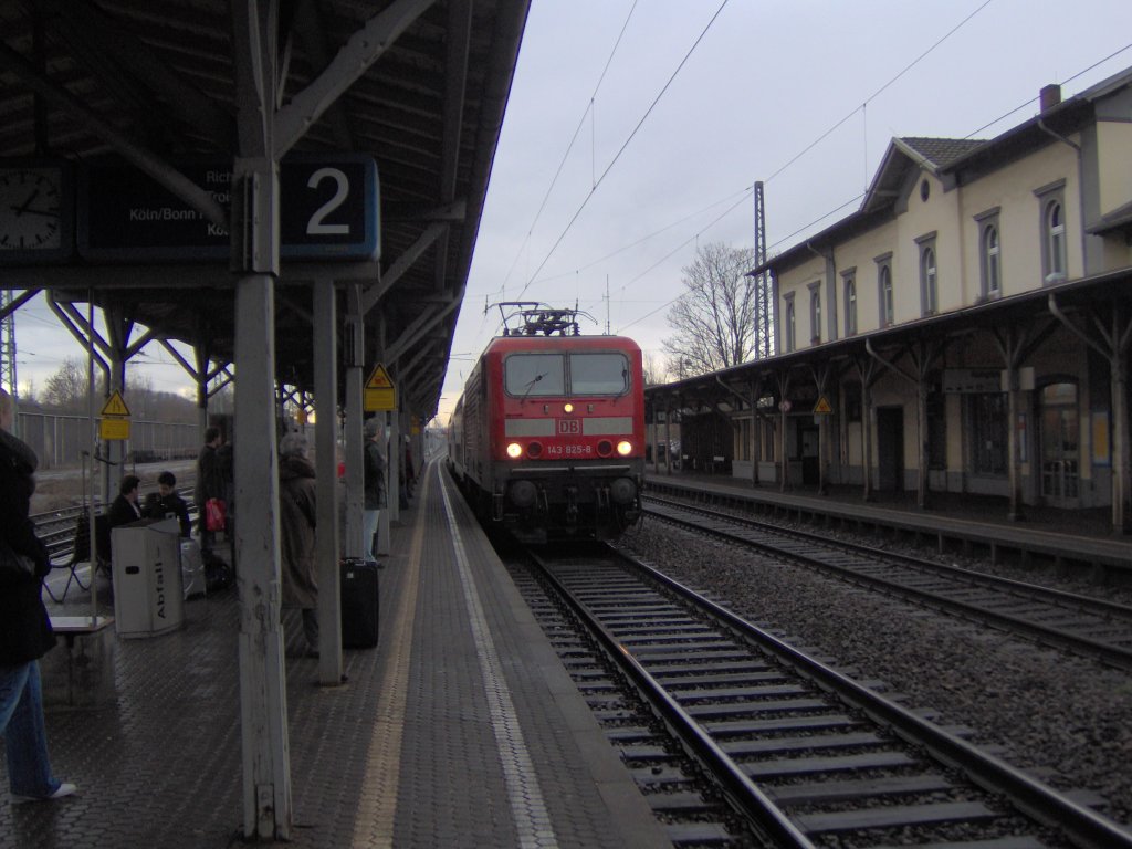 Eine BR 143 im Bahnhof Bonn-Beuel.