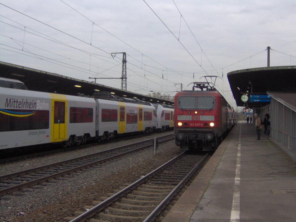 Eine BR 143 fhrt vom Bahnhof Kln-Messe-Deutz ab.
