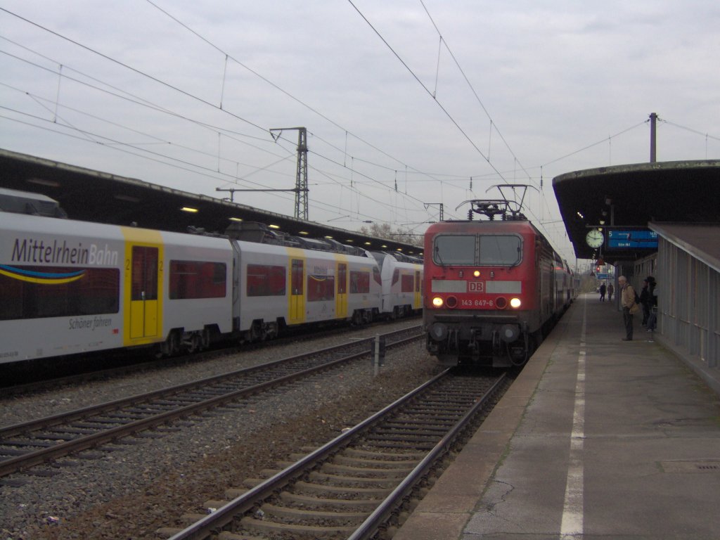 Eine BR 143 f�hrt vom Bahnhof K�ln-Messe-Deutz ab.