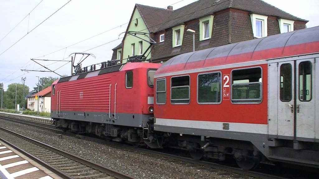 Eine BR 143 fhrt mit beiden Stromabnehmer oben und einer Regionalbahn in den Bahnhof Kps ein. Die Aufnahme entstand am 02.09.2011. 