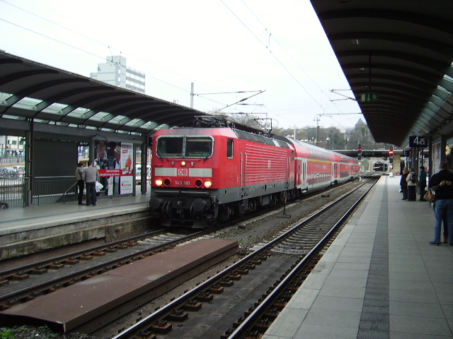 Eine BR 143 mit RB nach Wiesbaden Hbf in Mainz Hbf am 13.03.11