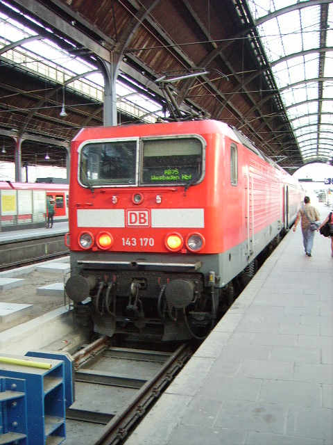 Eine BR 143 in Wiesbaden Hbf am 10.04.11