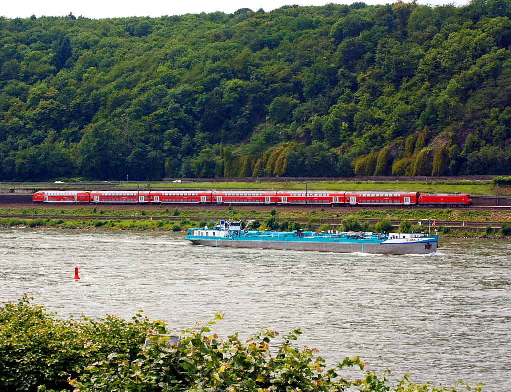 Eine BR 146 mit dem RE 5 - Rhein-Express (Koblenz-Kln-Emmerrich), fhrt am 04.07.2012 auf der linken Rheinseite, gegenber von Unkel (bei Rheinkilometer 636), abwrts in Richtung Kln Hbf.