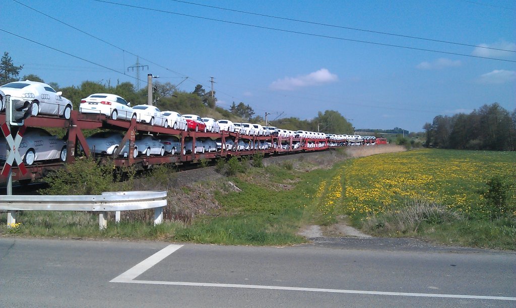 Eine BR 151 und eine Ladung Audis rollen am 01.05.2012 durchs Werntal bei Stetten. 