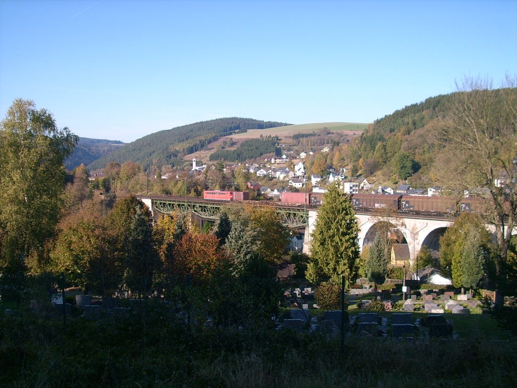 Eine BR 151 schiebt am 22.10.2011 einen schweren Gterzug ber die Trogenbachbrcke in Ludwigsstadt auf der Frankenwaldbahn. 