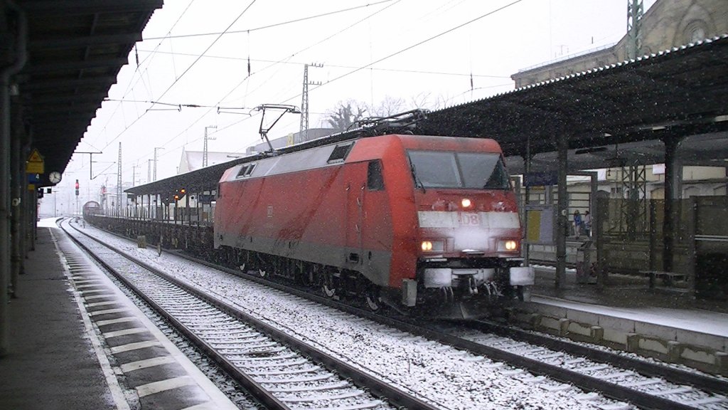 Eine BR 152 trifft am 21.01.2012 mit einem gemischten Gterzug in Frth Hbf ein. Kurze Zeit spter wird die Fuhre ihre Fahrt Richtung Nrnberg Rbf fortsetzen. 