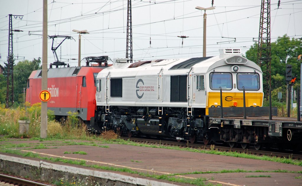 Eine BR 152 zieht am 05.08.10 eine Class 66 der Euro Cargo Rail, diese fhrt z.Z. fr die MEG, durch Grokorbetha Richtung Halle(S).