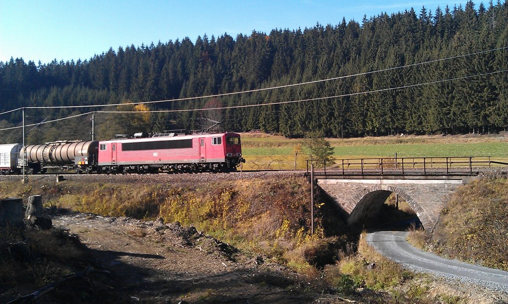 Eine BR 155 von DB Schenker ist am 20.09.2012 mit einem gemischten Gterzug auf der sdlichen Frankenwaldrampe unterwegs. 
