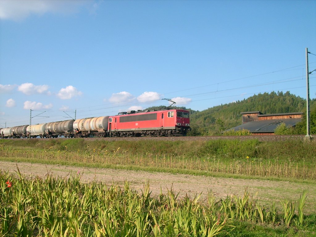 Eine BR 155 durchf�hrt am 28.09.2011 mit einem Kesselwagenzug die Felder vor Kronach Richtung Lichtenfels. 