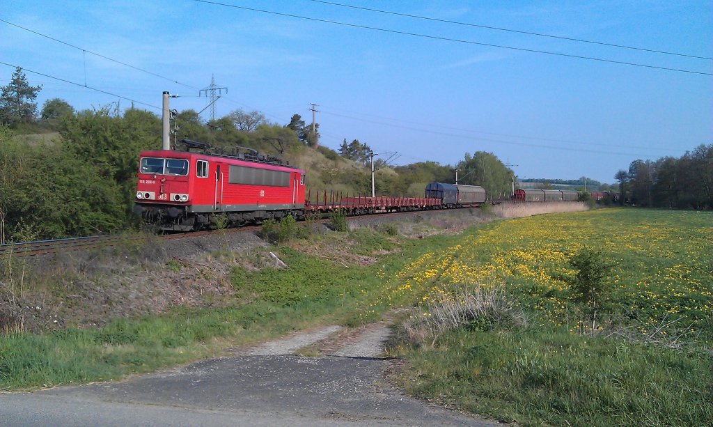 Eine BR 155 durchfhrt am 01.05.2012 mit einem gemischten Gterzug das Werntal bei Stetten. 