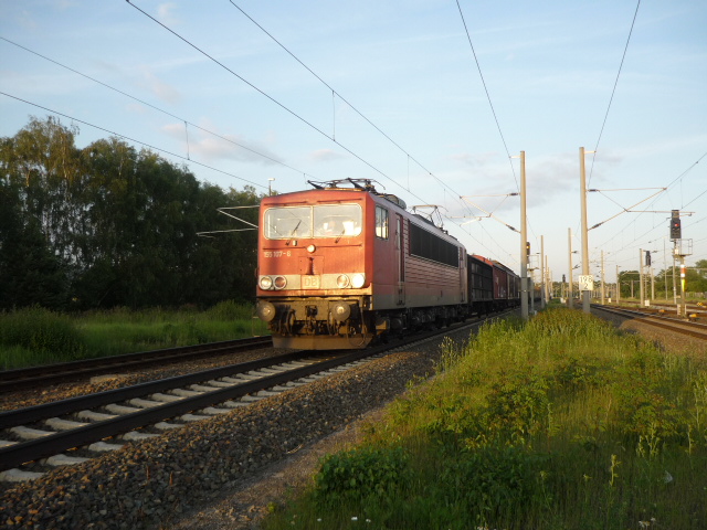 Eine BR 155 fhrt mit einem gemischten Gterzug durch Gifhorn.