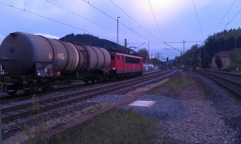 Eine BR 155 hngt sich am 06.05.2012 in Pressig-Rothenkirchen an einen gemischten Gterzug. 