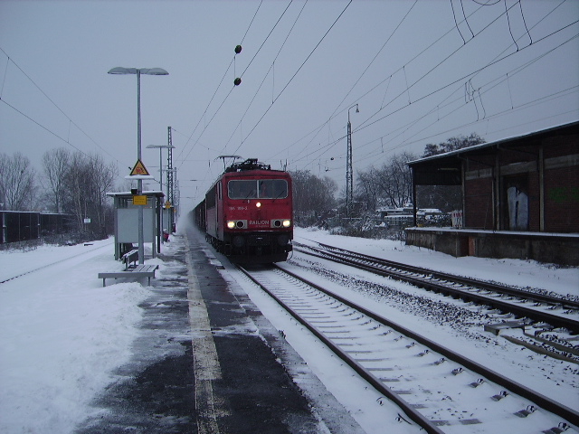Eine BR 155 mit einen Gterzug am 10.01.10 in Maintal Ost 