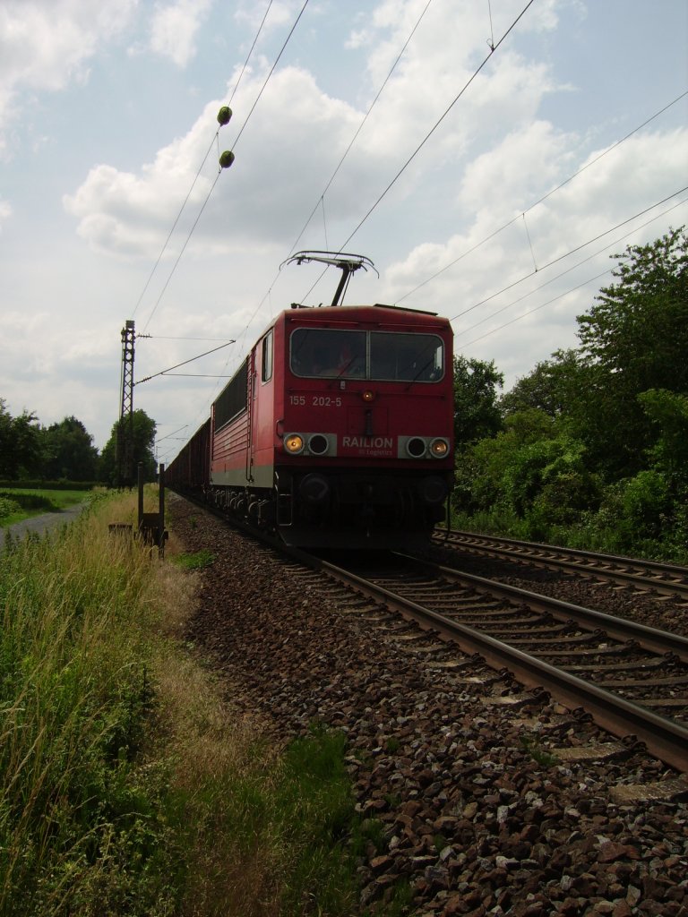 Eine BR 155 mit Holzwagen bei Maintal am 17.06.11