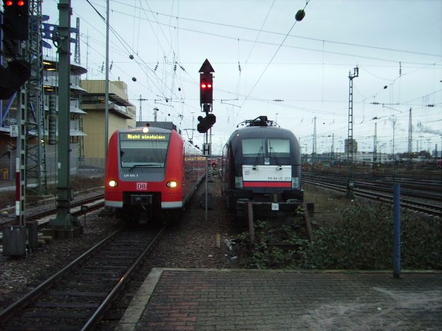 Eine BR 182 der MRCE Dispolok trifft in Mannheim Hbf einen BR 425 Triebzug.