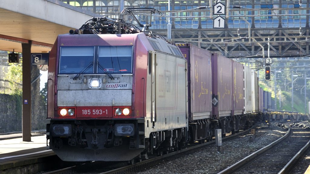 Eine BR 185 593-1 der Crossrail durch fhrt den Bahnhof Arth-Golda. 6.10.2010