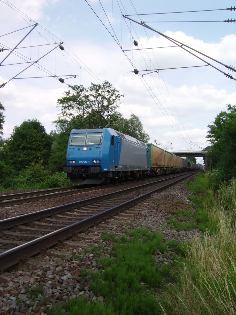 Eine BR 185 bei Maintal von TX Logistik mit KLW Zug am 17.06.11
