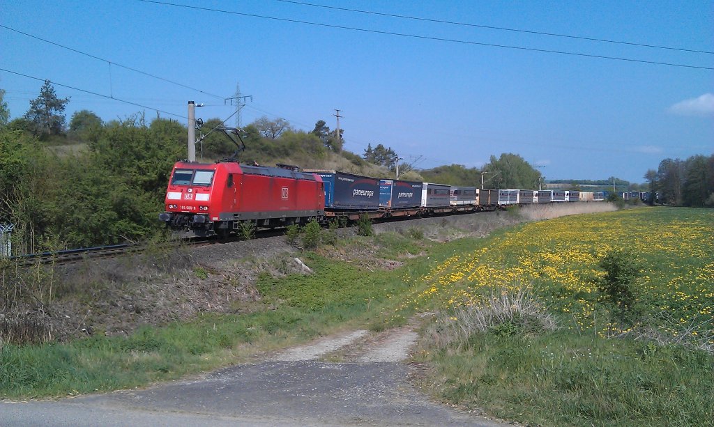 Eine BR 185 DB Schenker ist am 01.05.2012 mit einem Paneuropa/Terratrens Sattelaufliegerzug / KLV im Werntal bei Stetten unterwegs. 