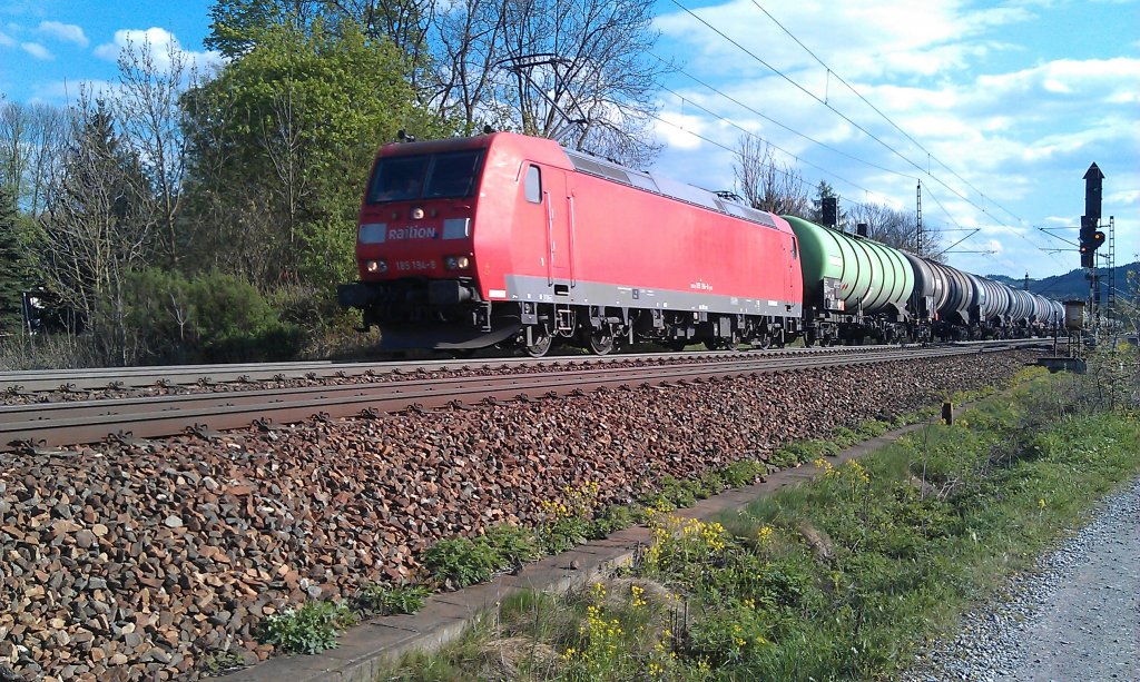 Eine BR 185 DB Schenker befhrt am 04.05.2012 mit einem Kesselwagenzug die sdliche Frankenwaldrampe Richtung Probstzella. 