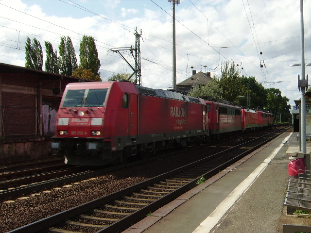 Eine BR 185 mit zwei 151 einer 189 und einer 140 als Lokzug in Maintal Ost
am 03.09.09