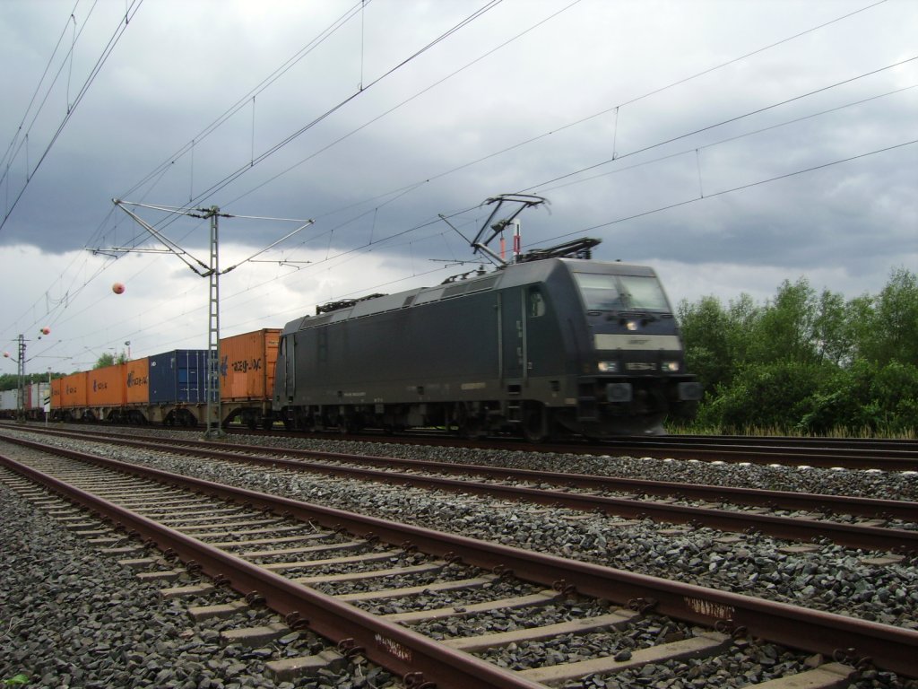 Eine BR 185 von MRCE/Dispolok am 24.06.11 mit Container Zug 