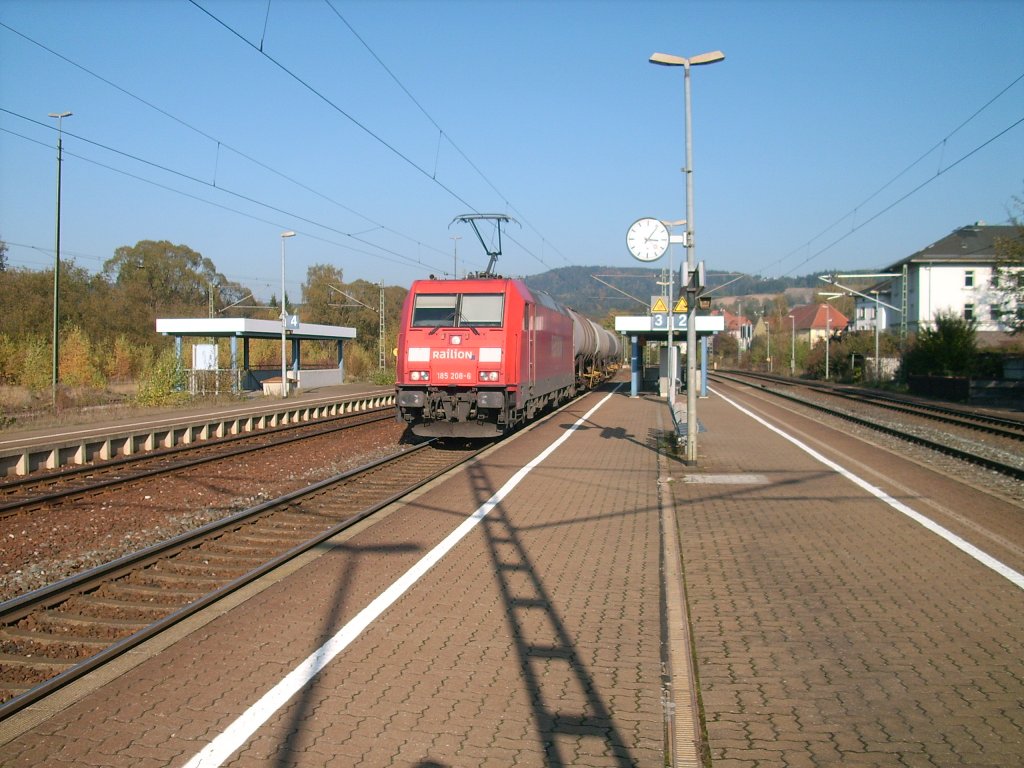 Eine BR 185 Railion durchfhrt am 23.10.2011 mit einem Kesselwagenzug den Bahnhof Pressig-Rothenkirchen.