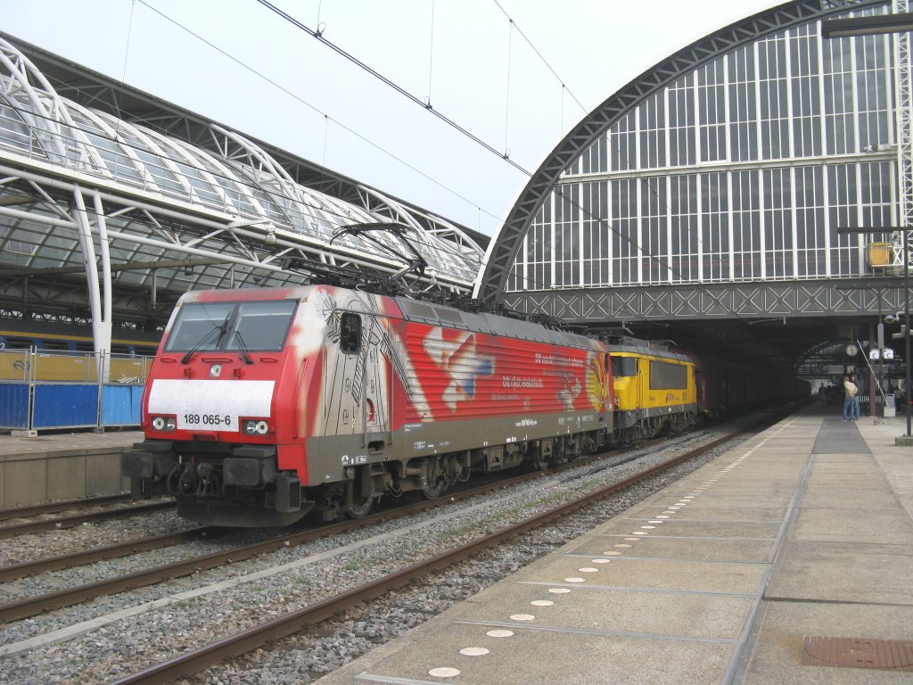 Eine BR 189 065-6 von Railion und eine BR 1616 von Railion ziehen einen G�terzug durch Amsterdam-Centraal mit unbekanntem Ziel.
16.4.2011