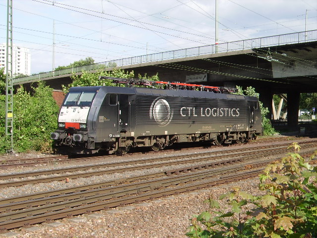 Eine BR 189 von MRCE Dispolok in Karlsruhe Rheinhafen am 12.06.09