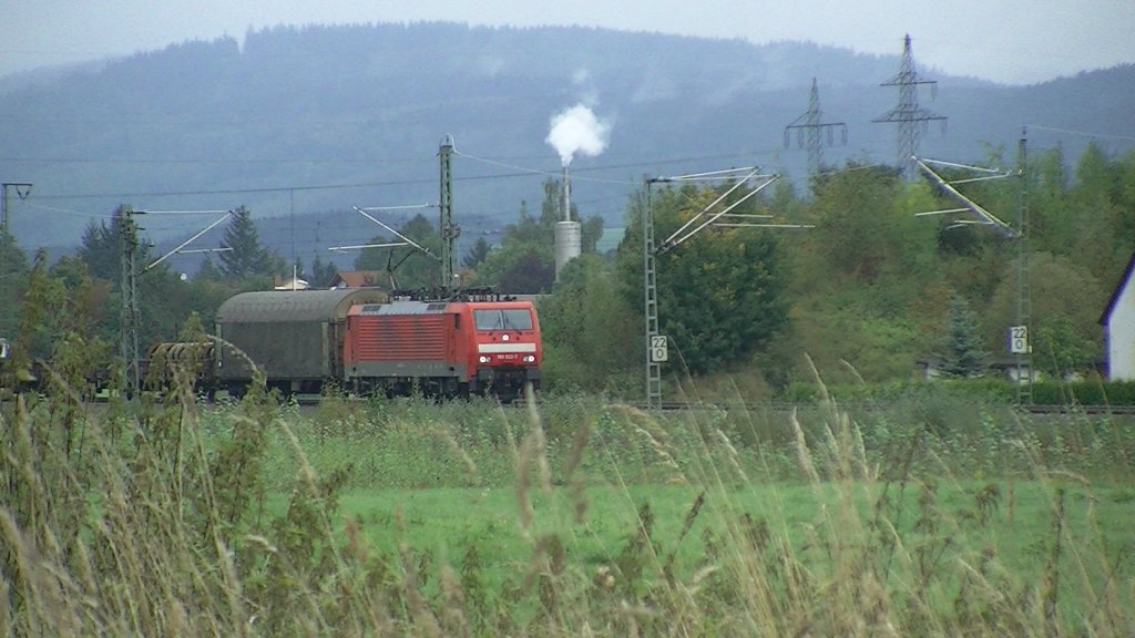 Eine BR 189 zieht am 09.09.2011 eine gemischten Gterzug durch Halach b. Kronach Richtung Kronach.