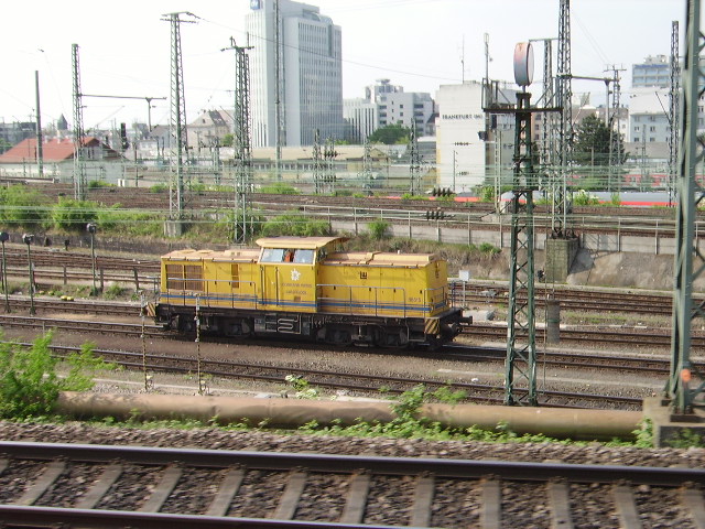 Eine BR 203 in Frankfurt am Main Hbf von der RB 55 aus fotografiert am 21.04.11