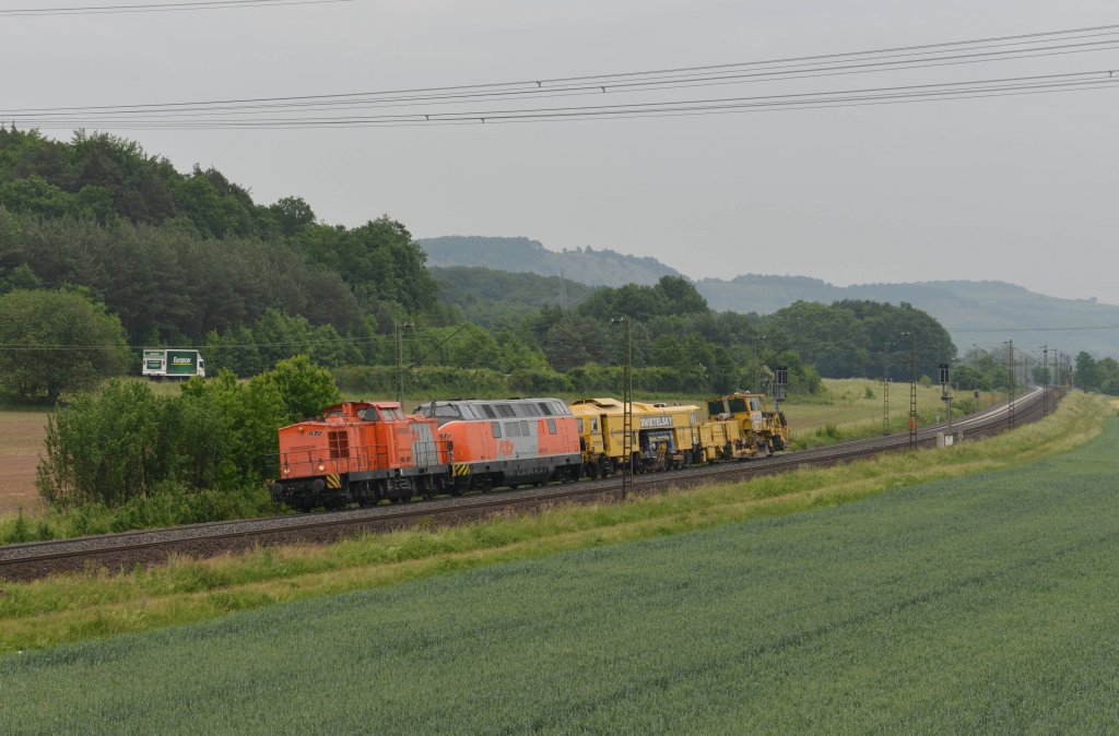 Eine Br 203 und eine V 200 mit einer Stopfmaschine am 02.06.2012 unterwegs bei Harrbach.