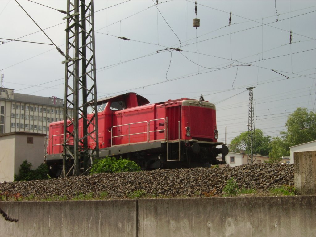Eine BR 212 der DB am 30.04.11 in Frankfurt Ost von einen Trampelpfad aus fotografiert 