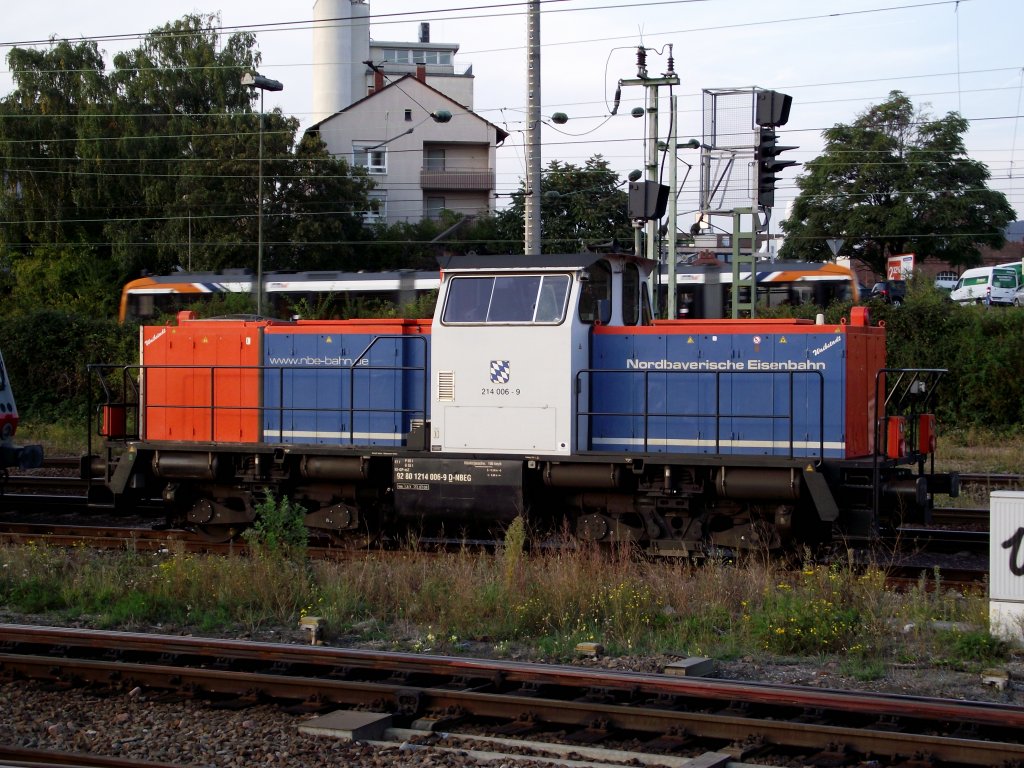 Eine BR 214 der NBE Rail in Heidelberg Hbf abgestellt von Bahnsteig aus fotografiert am 26.09.11 Sie trgt den Namen Waibstadt da Sie dort von der GLG (Gmeinder Lokomotivenfabrik GmbH) modernisiert wurde 