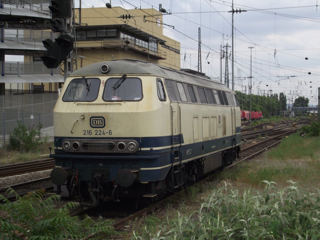 Eine BR 216 in Mannheim Hbf am 14.05.11