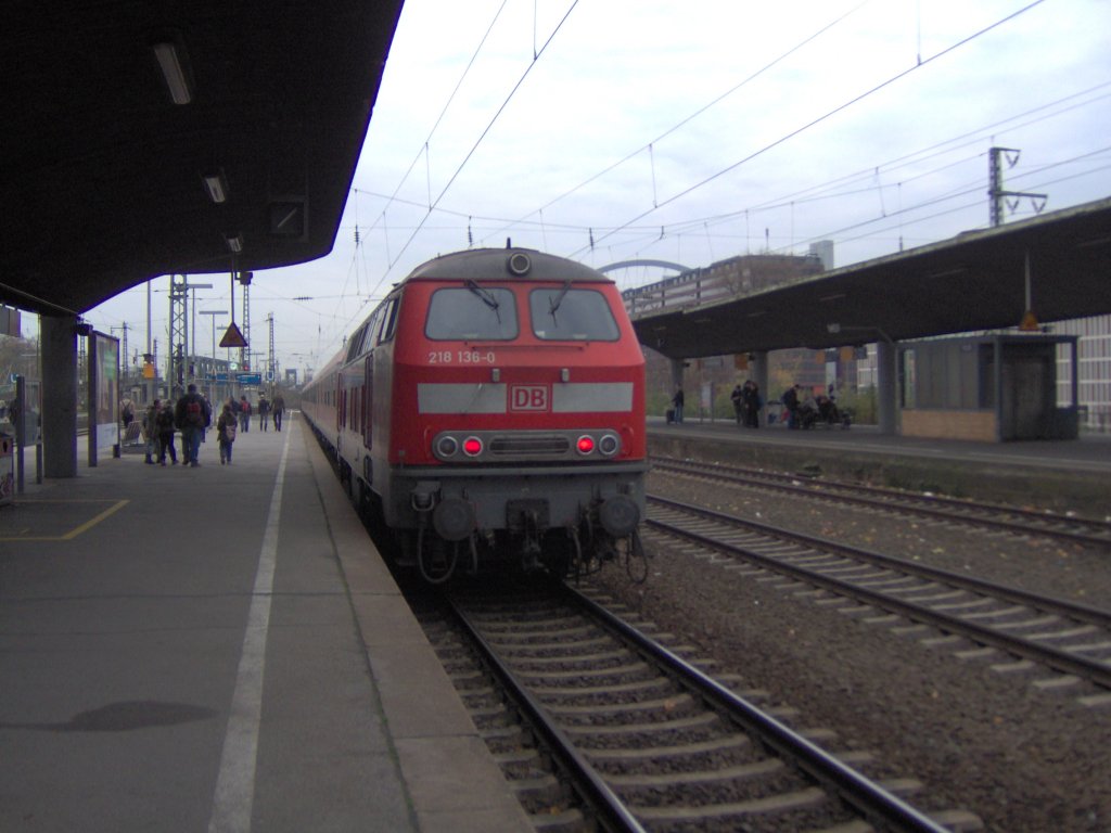 Eine BR 218 wartet im Bahnhof K�ln-Messe-Deutz auf Fahrg�ste.
